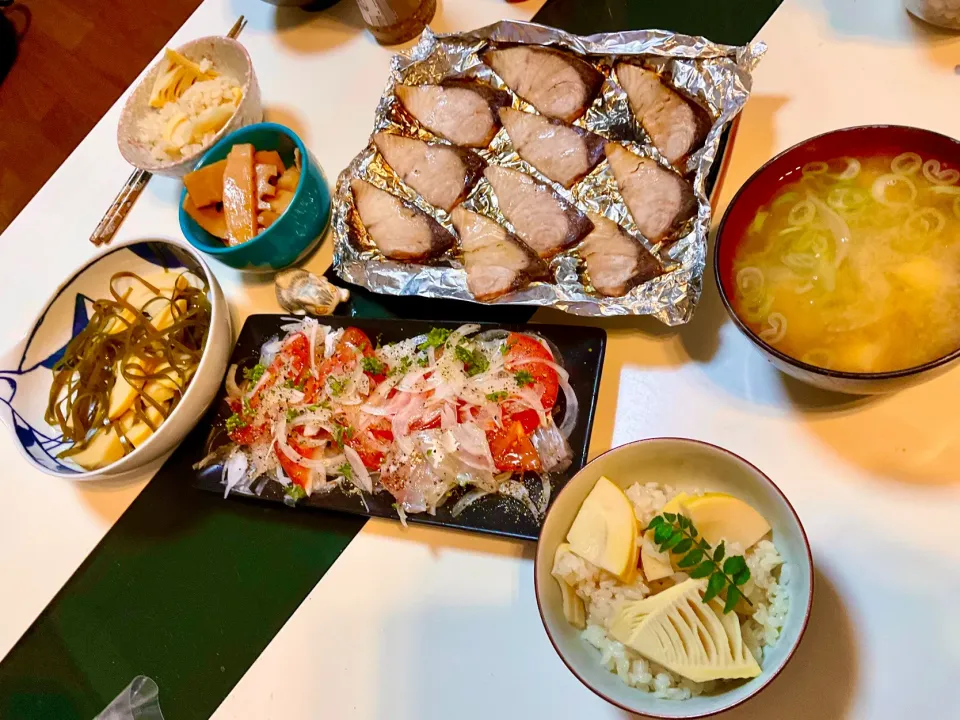 筍月間真っ只中！
今日は、土鍋筍ご飯、筍と昆布の煮物、シナチク、真鯛のカルパッチョ、鰤の塩焼き、玉ねぎと豆腐のお味噌汁で晩御飯。おかわりは、お焦げご飯^_^|Takeshi  Nagakiさん