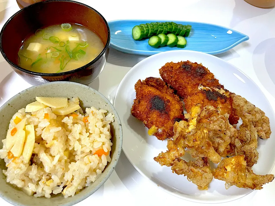 筍ご飯🌸チーズチキンカツ🌸舞茸の天ぷら🌸お味噌汁🌸きゅうりの糠漬け🌸サラダ|まり＊さん