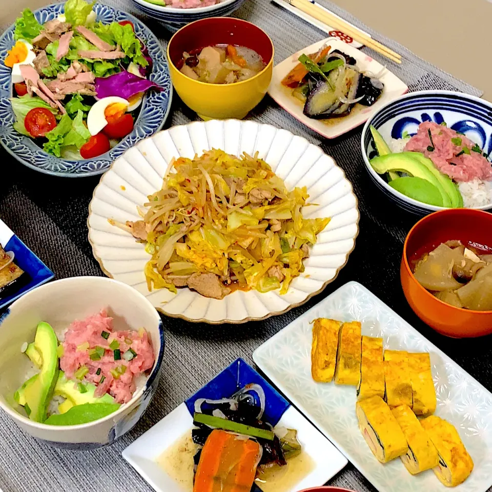 ネギトロ丼、ナス揚げ浸し、玉子焼き、もやし炒め、サラダ、豚汁|kekekeさん