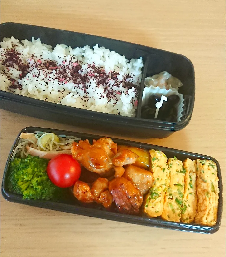 今日のお弁当
鶏肉とじゃがいものソテー、ネギ入りだし巻き玉子、キュウリとハムの春雨サラダ、プチトマト、ブロッコリー、黒豆、市販のエビシュウマイ|momoさん