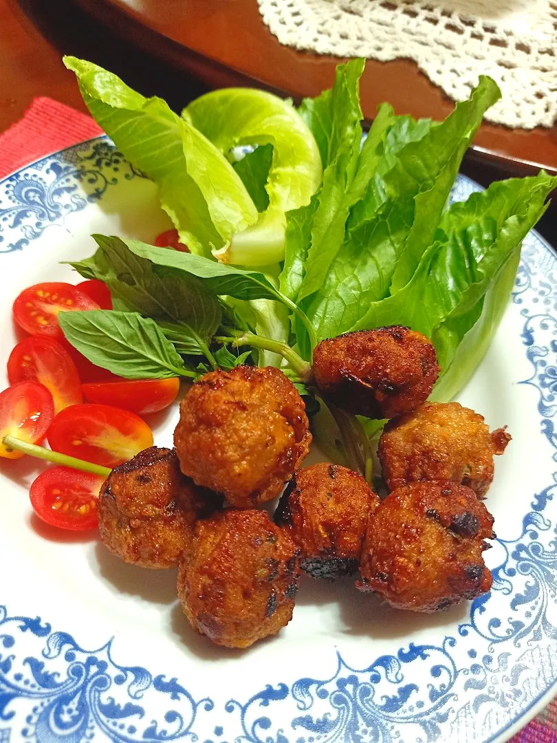 Homemade Deep-Fried Spicy Pork Ball Salad aka 'Laab Moo Tod' (ลาบหมูทอด)
...
...
Spicy, Crunchy & Savory 😋|An'leeさん