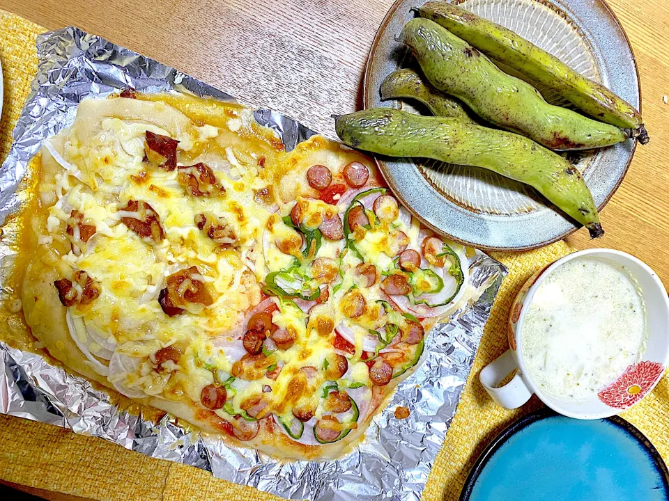 Snapdishの料理写真:照り焼きチキンピザ🍕、トマトピザ🍅、ブロッコリーと新玉ねぎの豆乳スープ🥦、そら豆のグリル🫛|1614さん