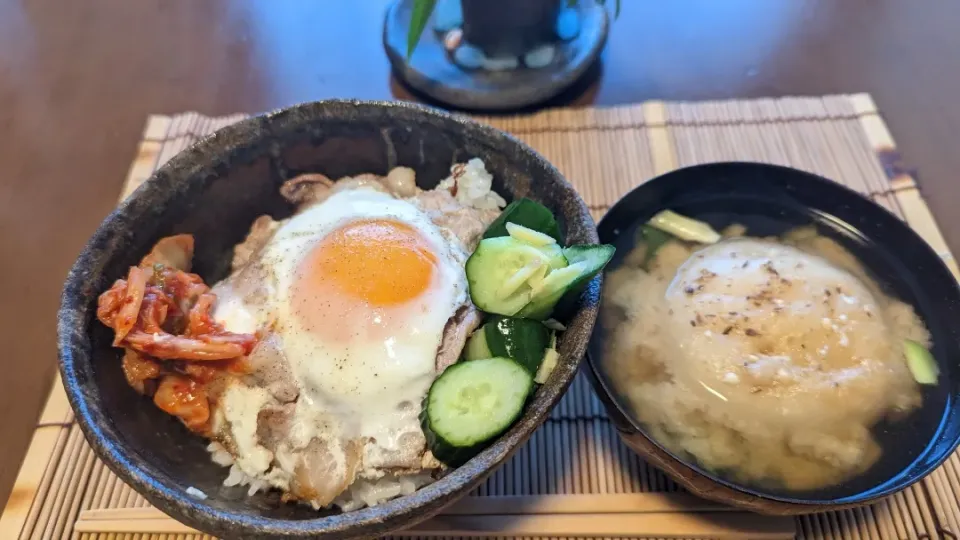 豚こまエッグ丼＆丸い麩味噌汁|miyuki🌱さん