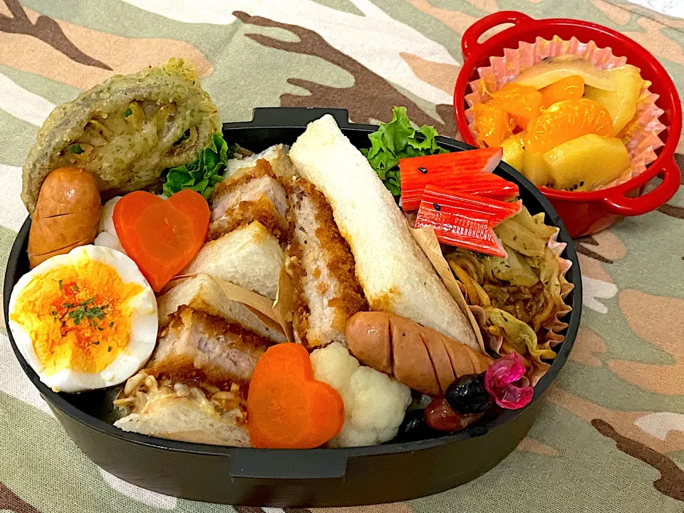 Snapdishの料理写真:カツサンド弁当|Chiharϋnさん