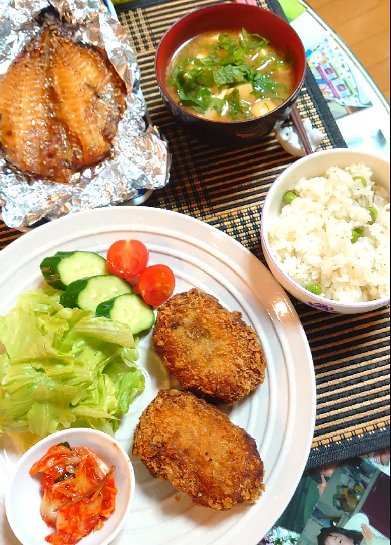 牛しゃぶしゃぶ用使って牛肉コロッケで夕飯🍴
豆ご飯
アジの醤油漬け開き
揚げと豆腐と大葉お味噌汁|ポチさん