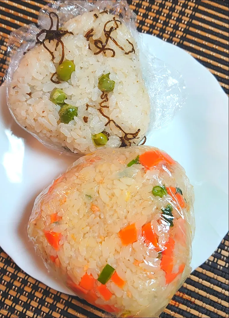 おにぎり🍙弁当🍱
鮭フレーク、人参バター炒め、ネギおにぎり🍙
豆ご飯と塩昆布おにぎり🍙|ポチさん