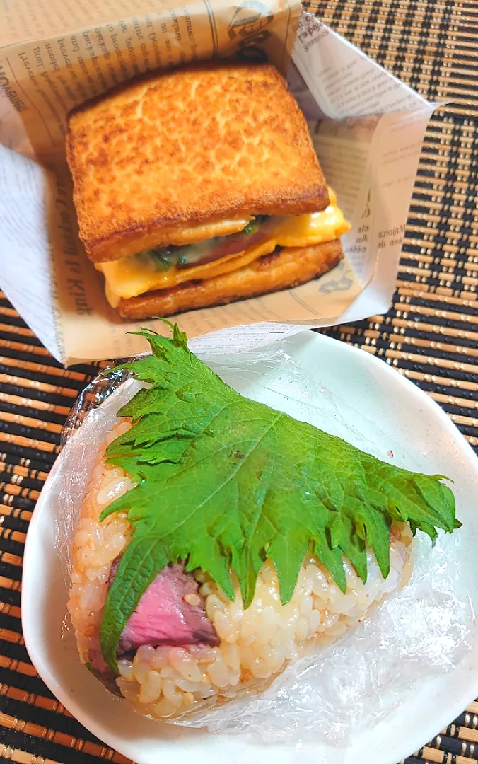 お弁当🍱
厚揚げバンズでハンバーガー
ステーキ肉でおにぎり🍙|ポチさん