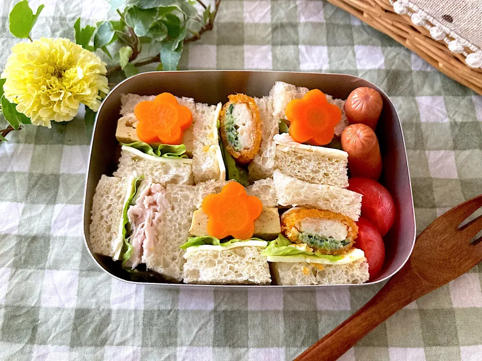 お花畑サンドイッチ🌸＊べびたん＊年中さん幼稚園お弁当＊|＊抹茶＊さん