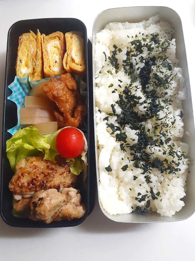 Snapdishの料理写真:☆中学生弁当☆若芽ごはん、シラスネギ卵焼き、大根薩摩揚げ煮物、ミニトマト、チキンソテー|ｼｮｺﾗさん