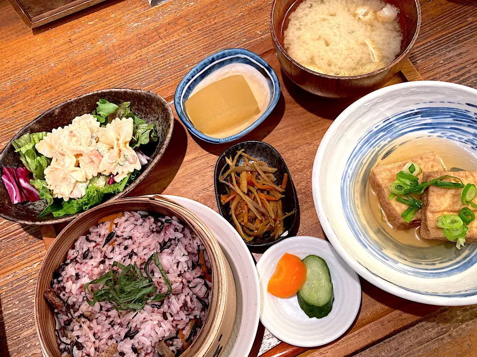 Snapdishの料理写真:厚揚げの煮物、シソとひじきのセイロ飯|ちぃさん