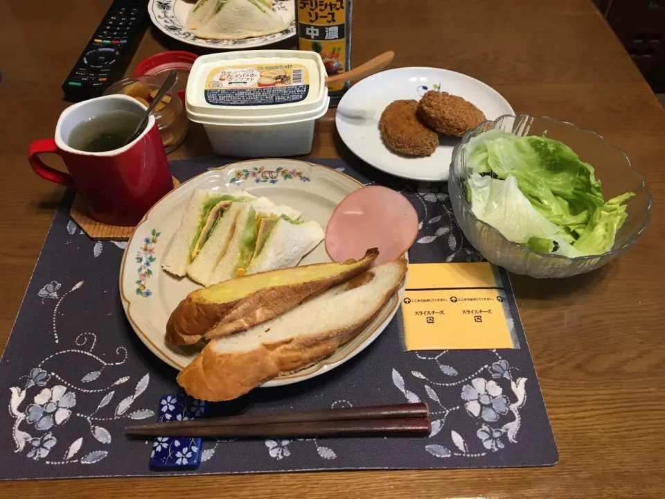 各種サンドイッチとガーリックパン(昼飯)|enarinさん