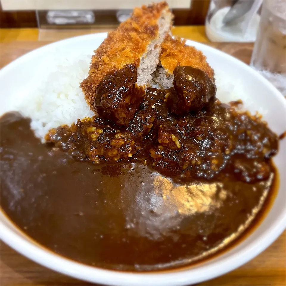 黒豚メンチカツカレー。中辛の大盛り。ウマウマ。|Yas Nakさん