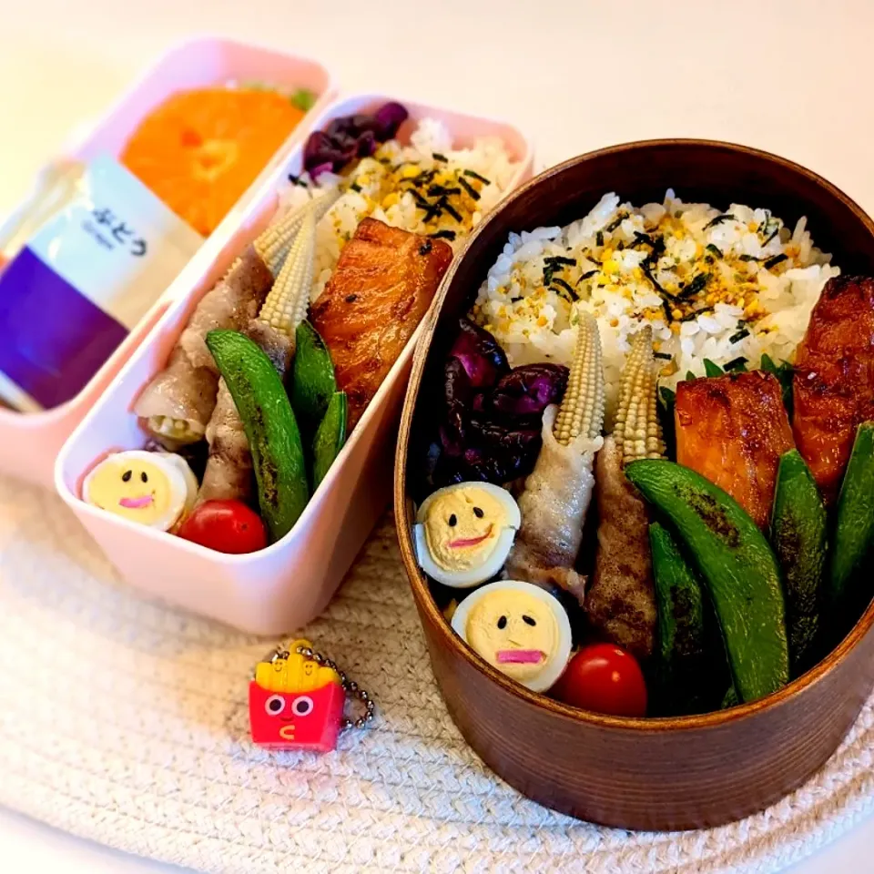 Snapdishの料理写真:お弁当 2023.4.27㈭
鮭はらすとヤングコーンの肉巻き|azubowさん