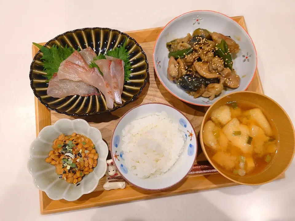 Snapdishの料理写真:ヒラスの刺身、鶏と茄子の味噌炒め、納豆キムチ、味噌汁|sorsmdさん