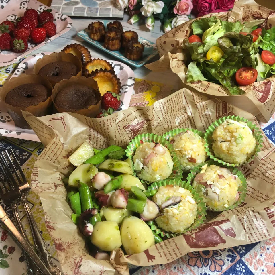 Snapdishの料理写真:ポテタコと緑黄色野菜のバジル炒めとタコチャーハンおにぎり✨お野菜たっぷりが嬉しいヘルシーお花見弁当🌸|さらっと🍀さん