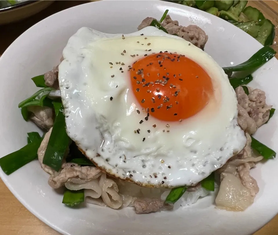 豚小間とニラのスタミナ丼|ハルのただ飯さん