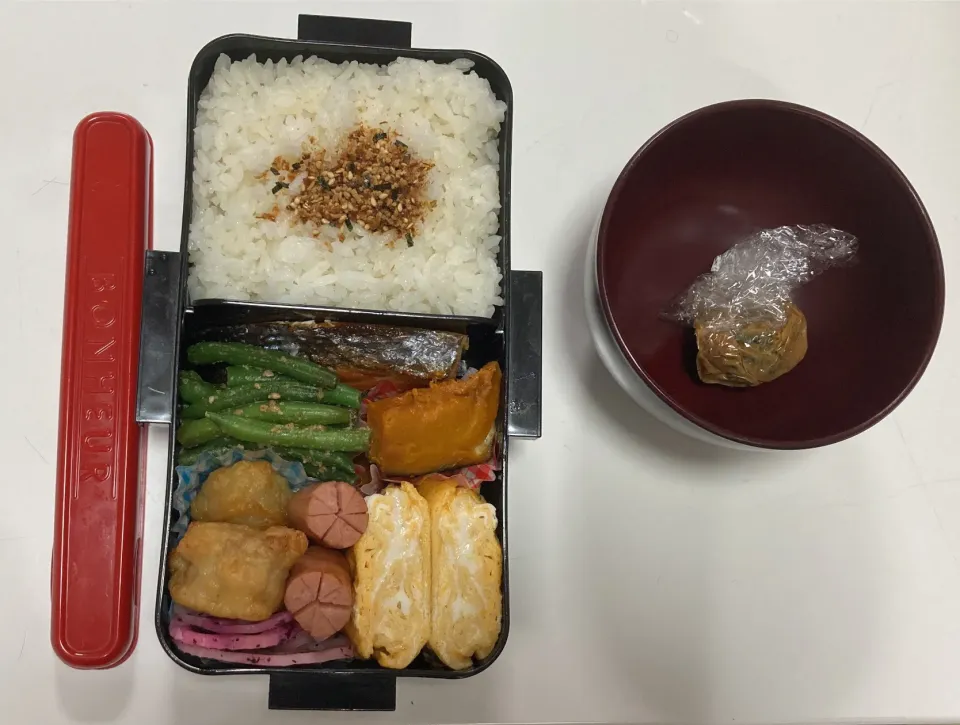 Snapdishの料理写真:パパ弁☆ゆかりれんこん☆唐揚げ☆ウインナー☆いんげんの胡麻和え☆かぼちゃのバター煮☆卵焼き☆鮭☆みそ玉|Saharaさん