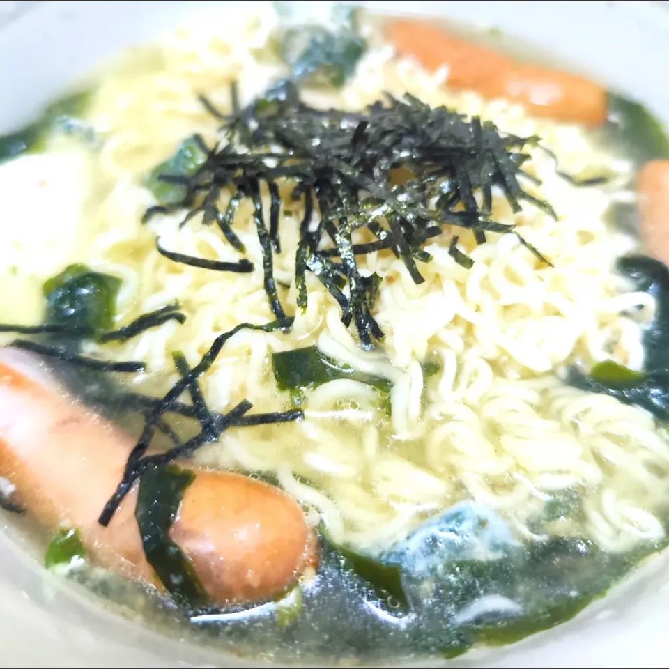 Snapdishの料理写真:ダブルスープのサッポロ一番塩ラーメン|akimitsuさん