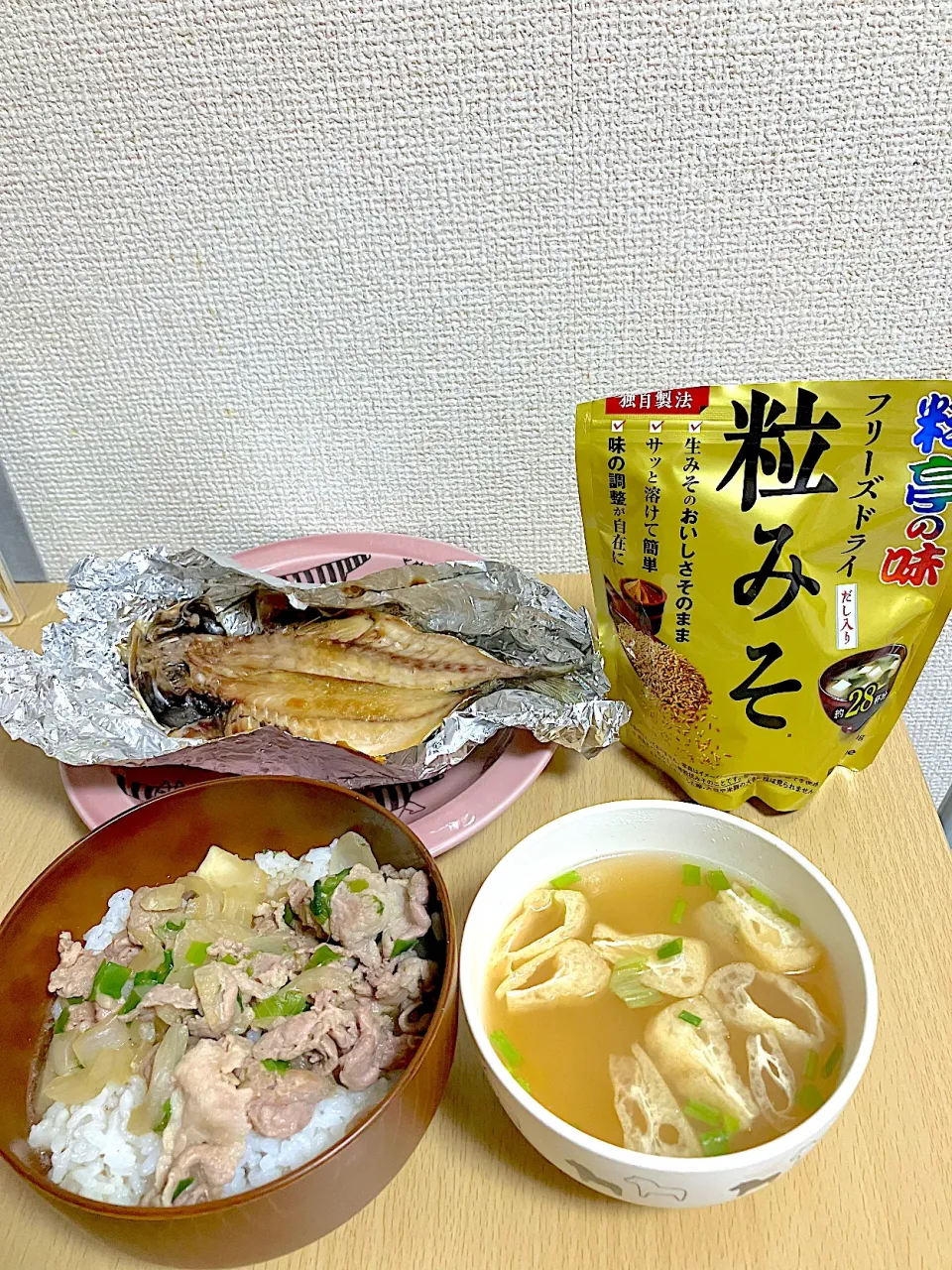 Snapdishの料理写真:豆腐とお揚げさんのお味噌汁、鯵の塩焼き、豚丼★|ずんどこさん