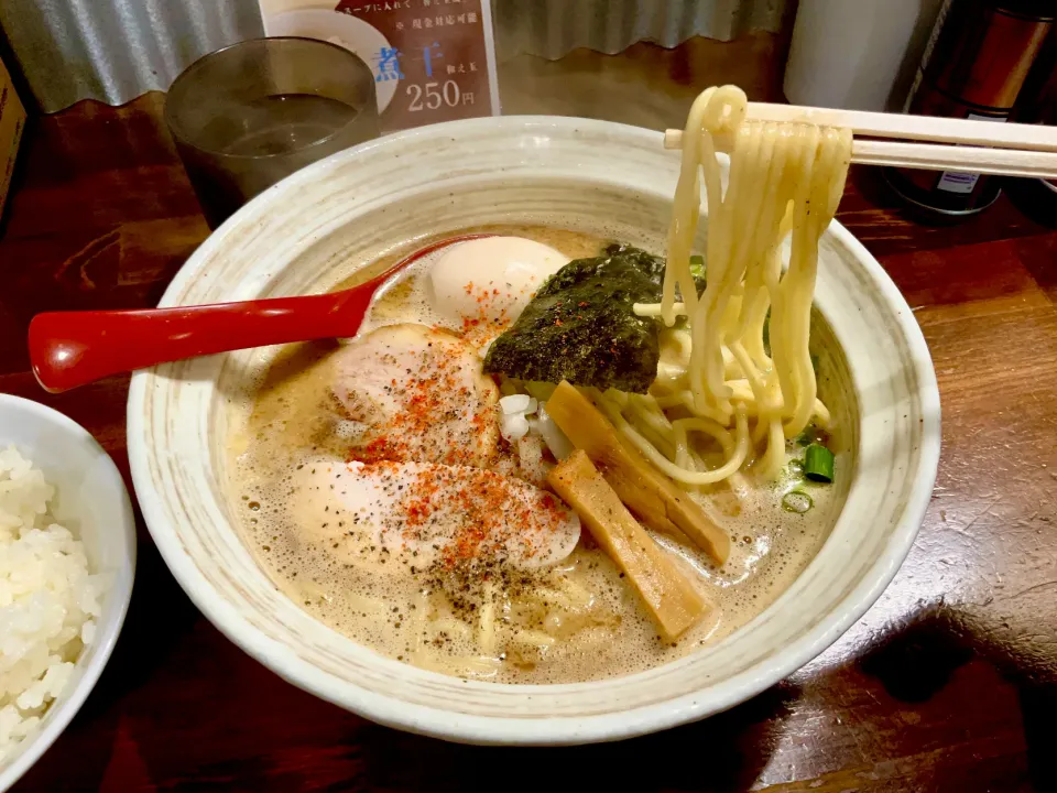 濃厚味玉むじゃきラーメン　玉ねぎがアクセントです。|Takeshi  Nagakiさん