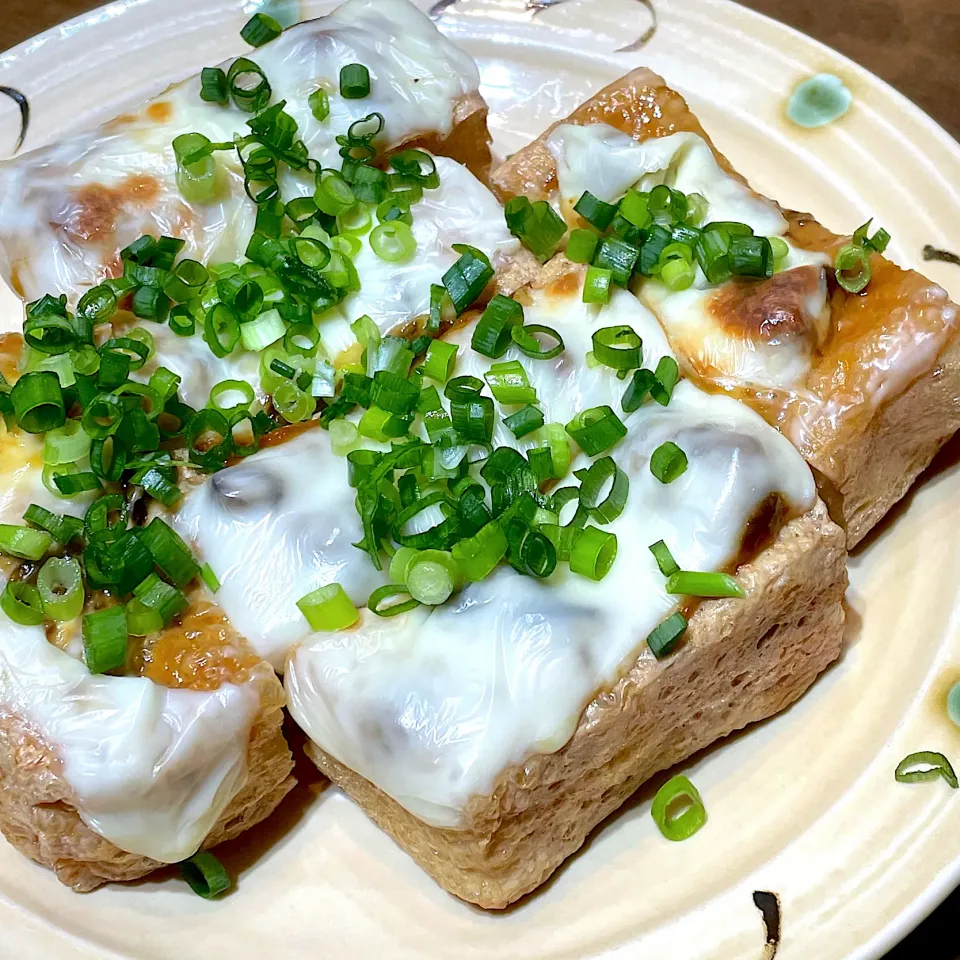 grandmaのふきのとう味噌とマヨネーズをぬって、油揚げのチーズ焼き|kaoriさん