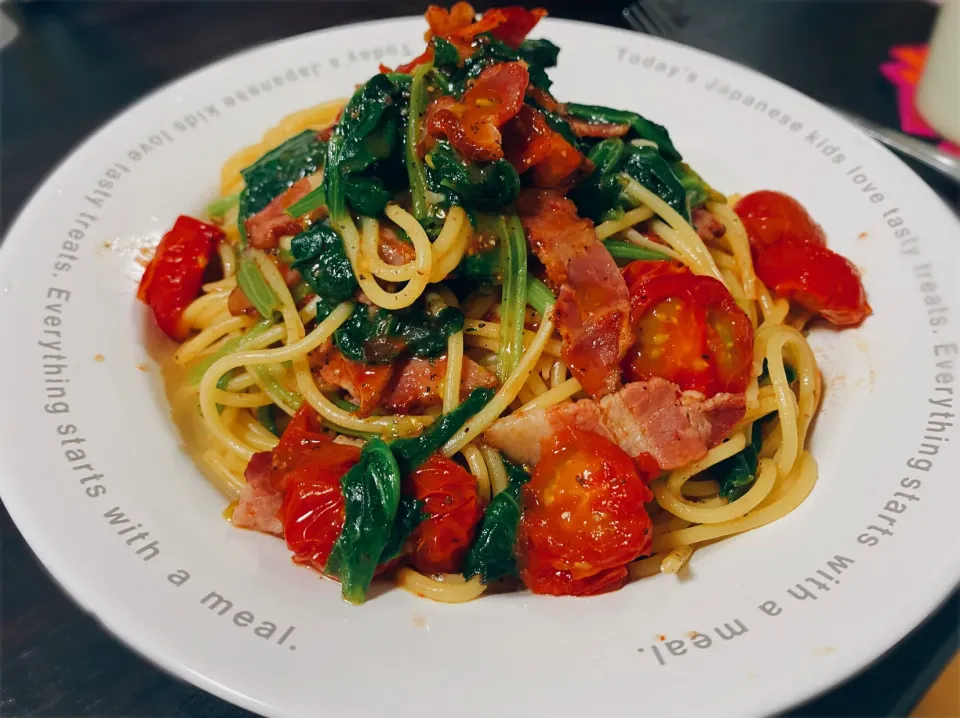 トマトベーコンほうれん草パスタ🍝|ゆんこさん