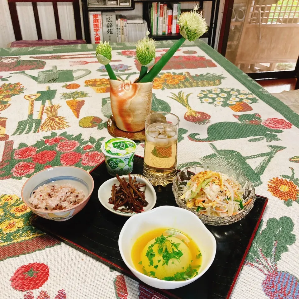 grandmaの晩ごはん☆ 今夜は新玉ねぎをもらったから丸ごと煮…カレー味にちょっと辛い‼️
明日はこれでカレー🍛にするつもりなのに…
春雨の中華サラダ…
出来立てのフキの佃煮で今夜は梅酒を飲んでみます|kaoriさん