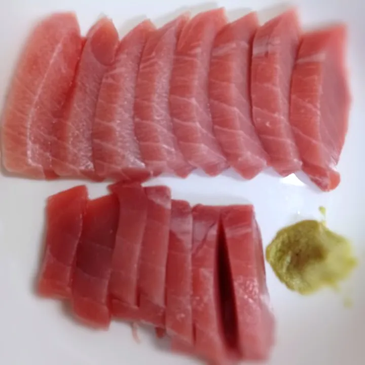 狸の宴シリーズ
ある日の献立
和食

[先付]
もずく酢

[向付]←写真の物
鮪のお造り
切り数を考え８×８、
ないし７で切ってるんだが
素面で改めて見たら厚さバラバラな😹

[焼物]
鰤カマの炙り
冷凍庫で燻ってた🤣
(・∀・)アルモンデ‼️

[〆]
玉入りねぎうどん|タヌキさん