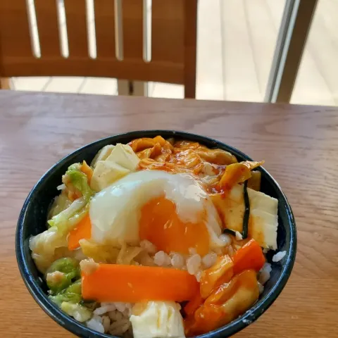 「辛みそダレキャベツ・うま塩ダレ白菜」を使ってみたSnapdishの料理・レシピ写真:浅漬け2種と温玉クリームチーズのっけ丼