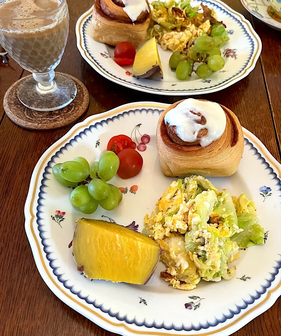 Snapdishの料理写真:ブランチ♯シナモンロール♯さつまいも♯春キャベツのスクランブルエッグ|小松菜さん