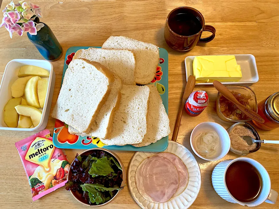 ゴールデンウィーク初日♡雨のゆっくりモーニング☔️食パン🍞がしっとりきめ細かく焼けて幸せな気分になる☺︎|さくたえさん