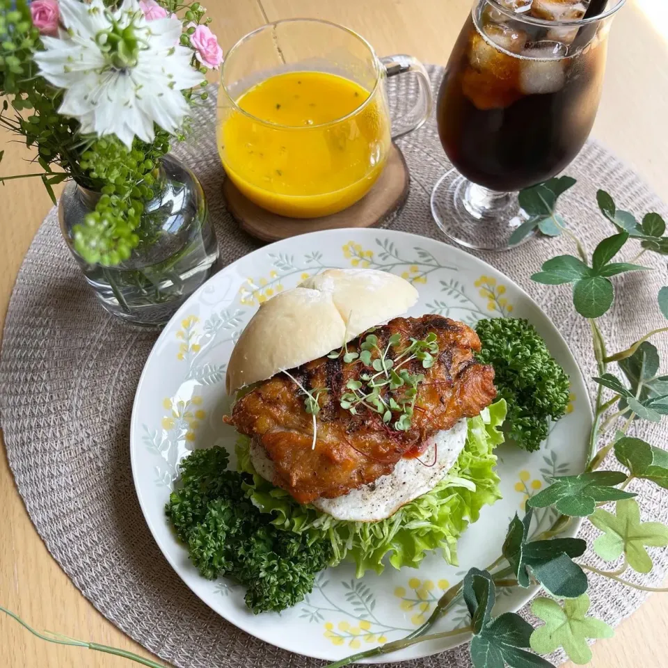 Snapdishの料理写真:4/29❤︎ローソンたんチキ&目玉焼きサンド🍳🌱かぼちゃスープ|Makinsさん