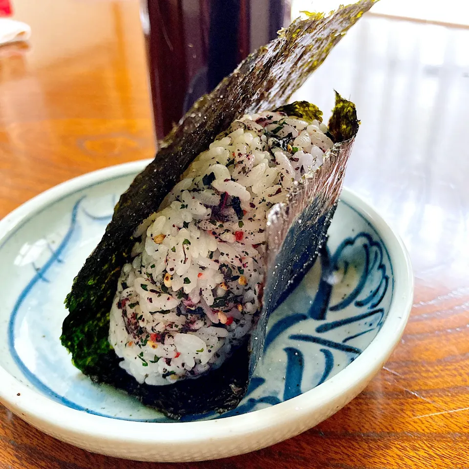 海苔巻いたおにぎり🍙|akkoさん