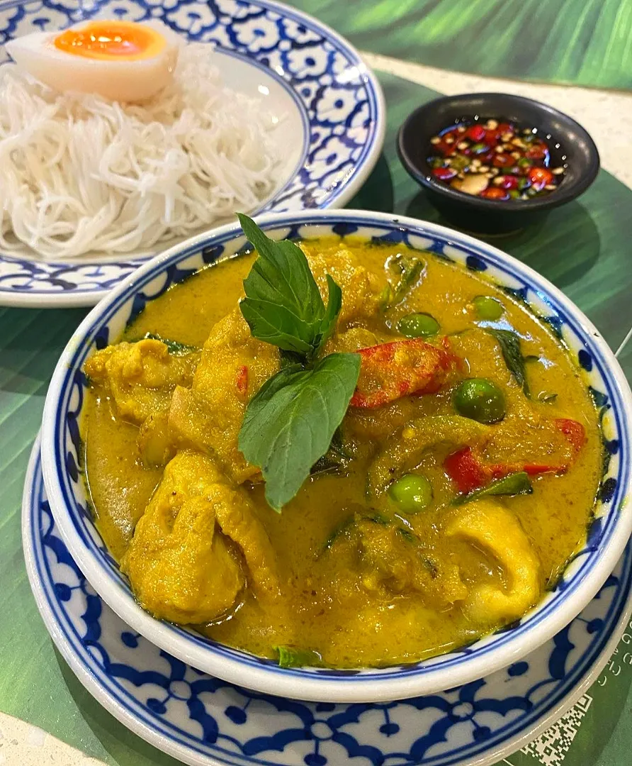 Snapdishの料理写真:Chicken Green Curry w/ Rice Noodles & Soft-boiled Egg 🐔🥚💚🤤|An'leeさん