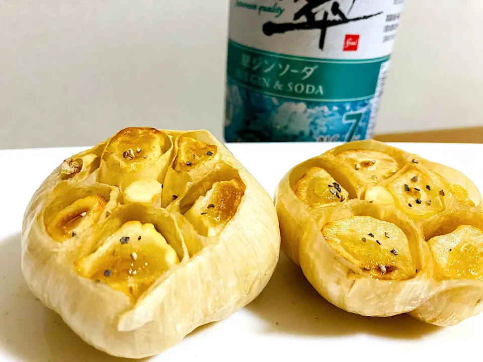 Snapdishの料理写真:丸ごとにんにくオーブン焼き🧄|makiയꕤさん