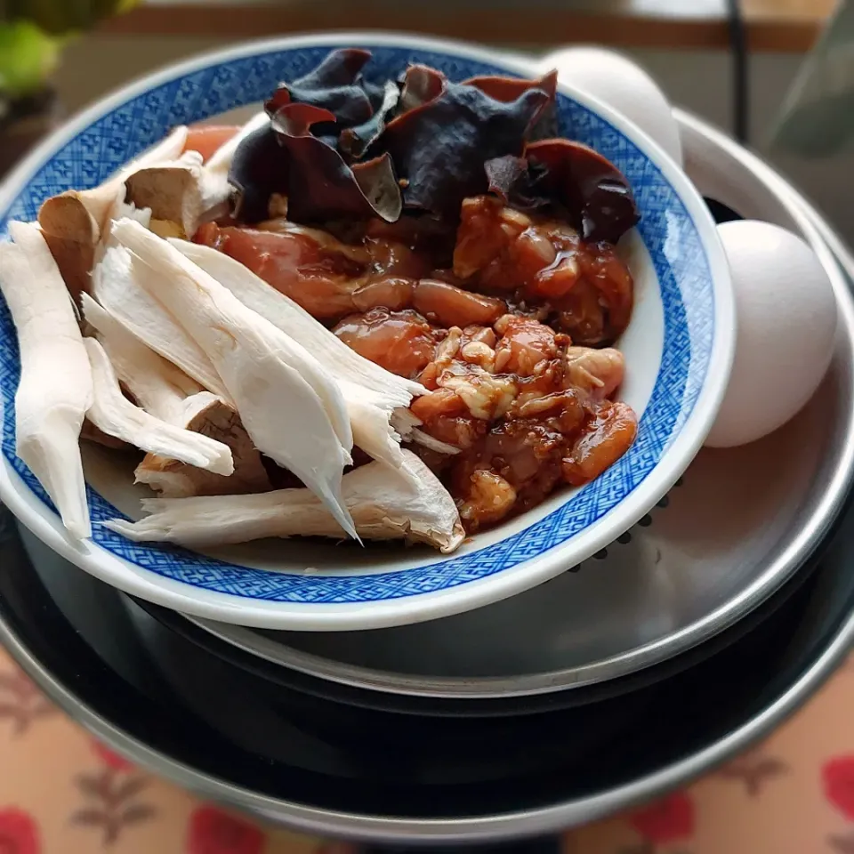 鶏の醤油糀蒸しと、下のお鍋でお米の炊飯|きつねさん