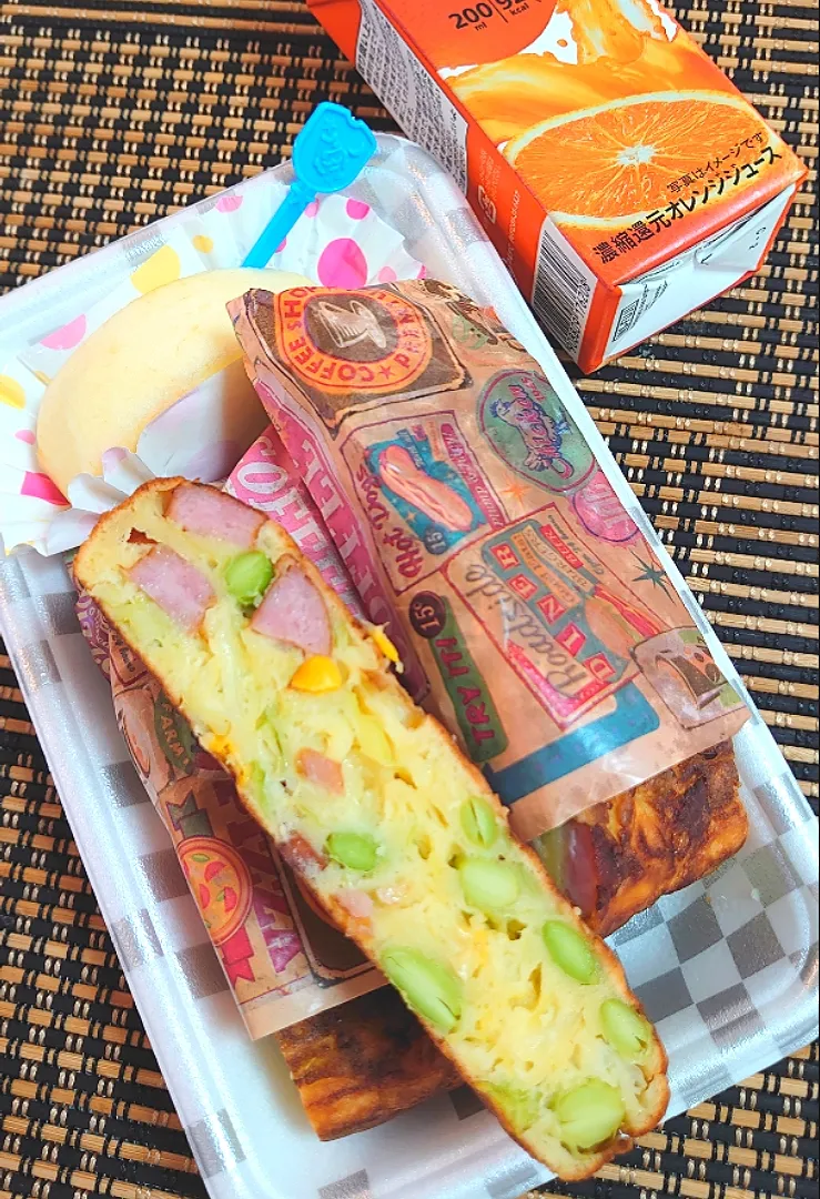 Snapdishの料理写真:お弁当🍱
ホットケーキミックススティック
*キャベツの千切り、ソーセージ、チーズ、コーン、枝豆
りんご|ポチさん