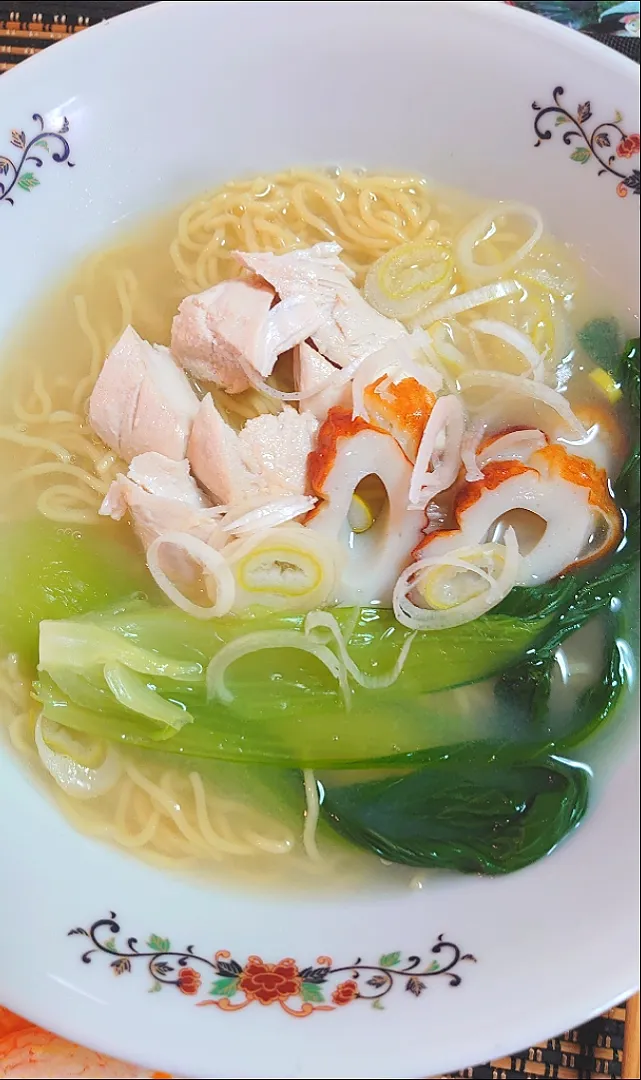 朝ご飯🌅
*柚子塩鶏だしラーメン
鶏ササミ、青梗菜、ちくわ、ネギ|ポチさん