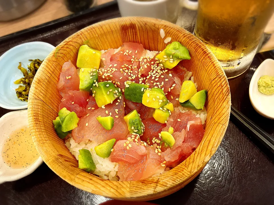 Snapdishの料理写真:まぐろアボカドおひつごはん ¥1,180|Blue Moon Caféさん