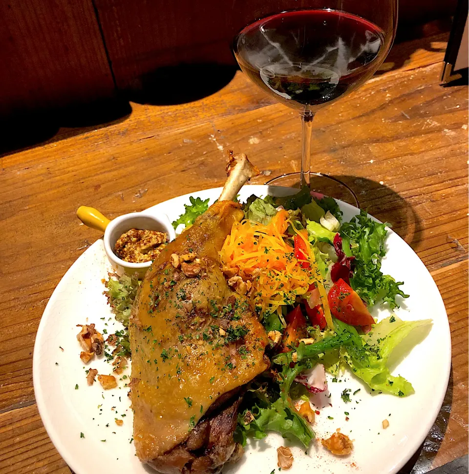 Snapdishの料理写真:仏産　鴨もも肉のコンフィ　サラダ仕立て🥗|☆mg☆さん