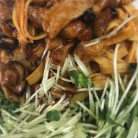 豚肉とキノコ、長芋のチーズトマトソースパスタ