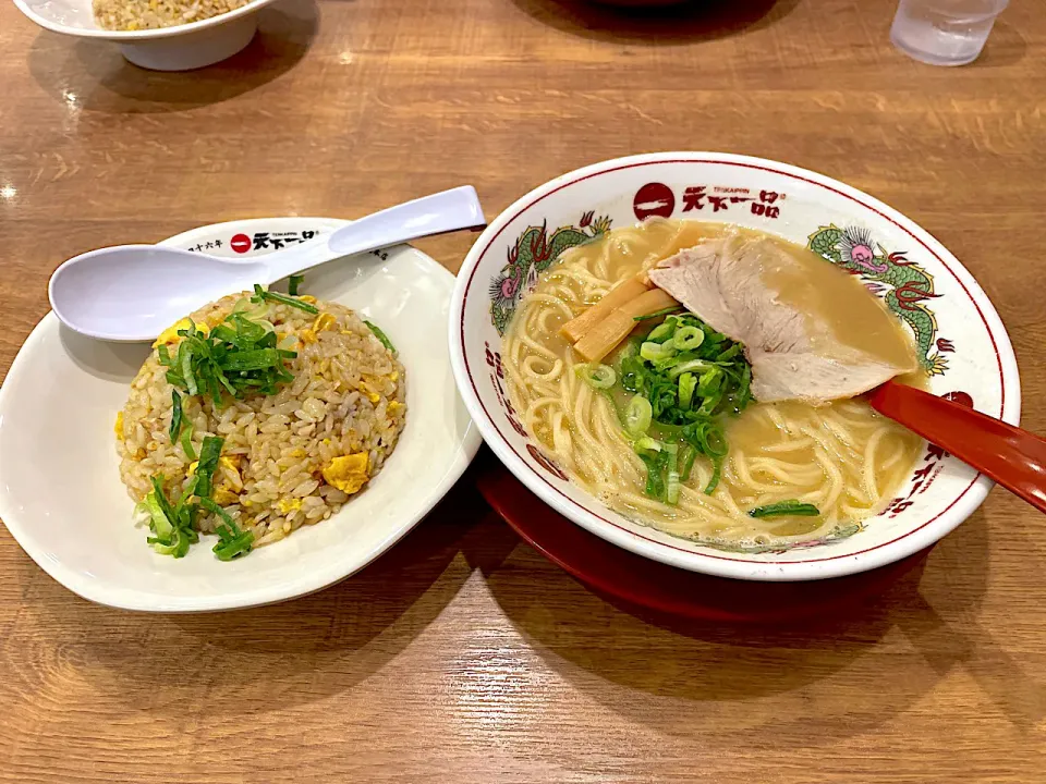 天下一品　ラーメンと半炒飯|コージ💫さん