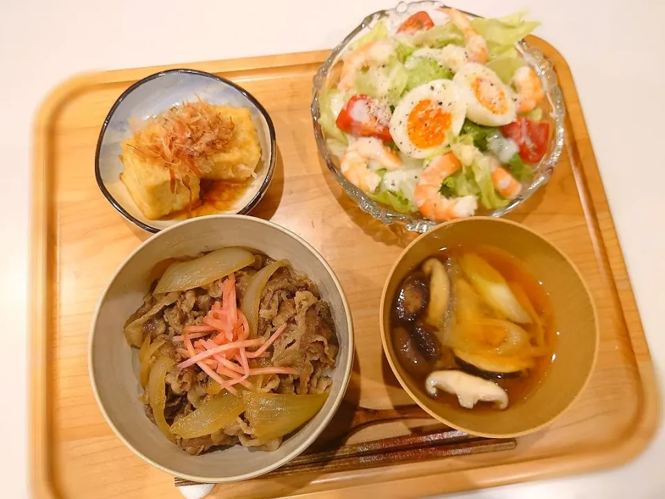 Snapdishの料理写真:牛丼、シーザーサラダ、揚げ出し豆腐、味噌汁|sorsmdさん