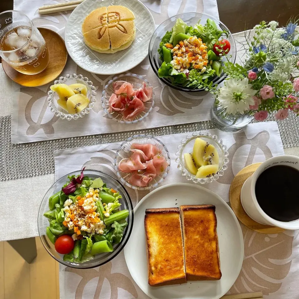 Snapdishの料理写真:4/30❤︎休日モーニング🌱
・嵜本生食パン
・バタートースト
・ポケモンチョコクリームパンケーキ
・生ハム
・ミモザサラダ|Makinsさん