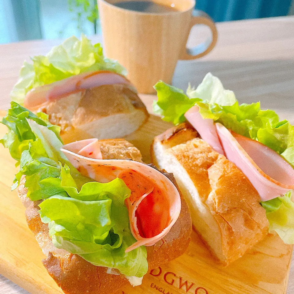 今朝は🧀モッツァレラと🥩ハーブハムを挟んだ喫茶店風バゲットトーストサンド🥖|Sの食卓さん