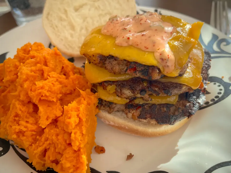 Turkey burger with garlic mashed sweet potatoes|Laki Maikaʻiさん