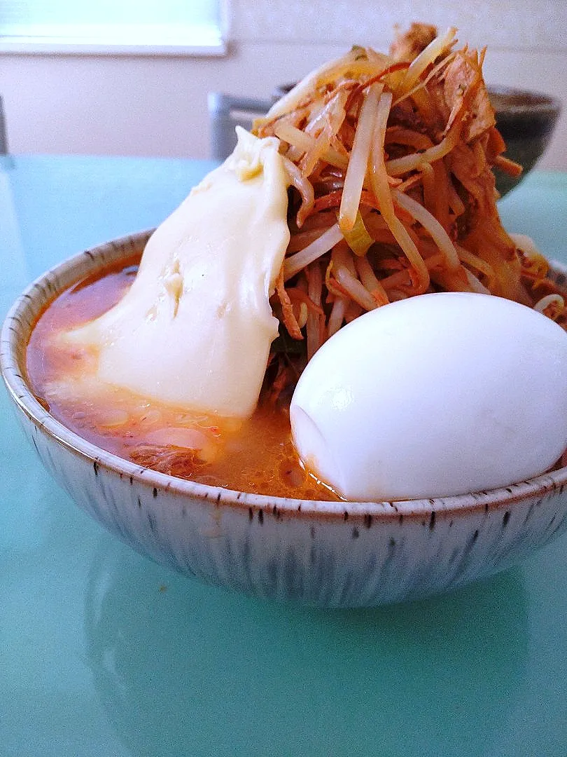 味噌ラーメンにチーズ😆|かずにゃさん