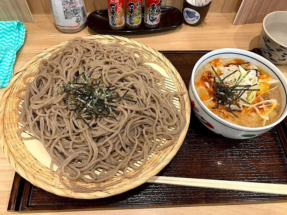 【鶏】辛味辣油肉汁つけ蕎麦 大盛り|しのぶさん