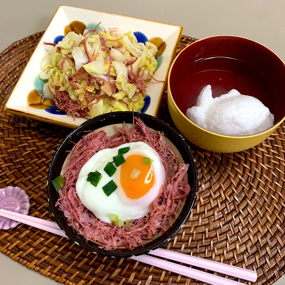 腰塚コンビーフ丼、キャベツとコンビーフ炒め、お吸い物|kekekeさん