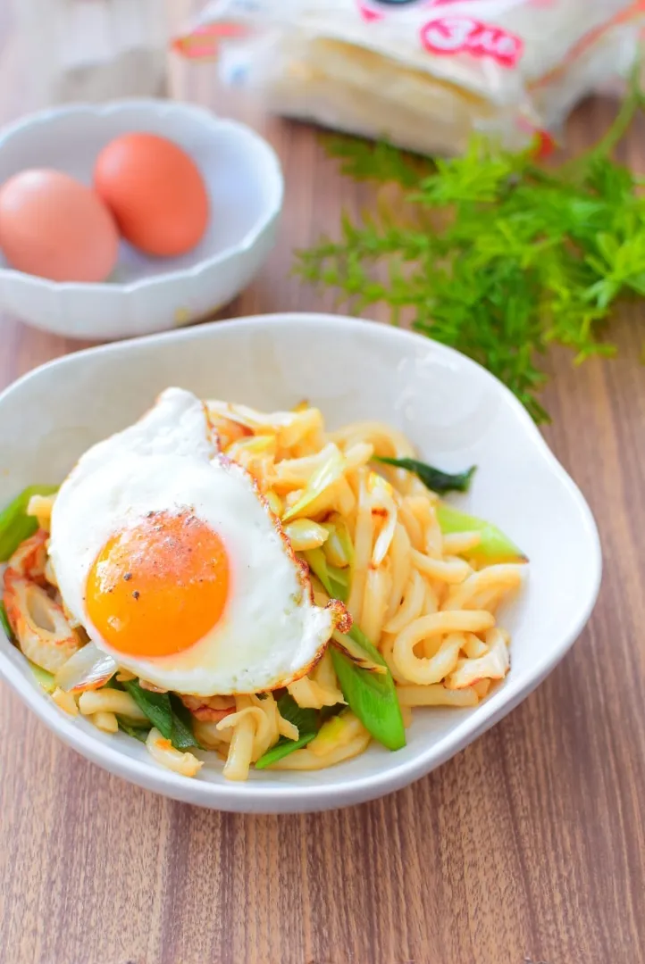 長ねぎ１本使う！目玉焼きのせ白だし焼きうどんのレシピ|アマイモノ・クウ蔵さん